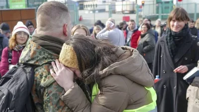 Πόλεμος Ουκρανία: Στα όπλα οι Ουκρανοί - Ανάμεσα τους και η Μις Ουκρανία