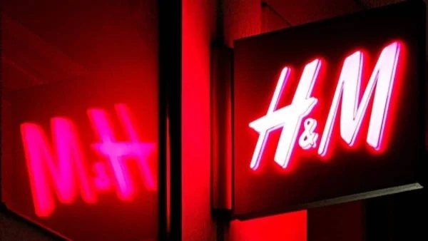 Το φόρεμα των H&M με ανοιχτή πλάτη και σκίσιμο - Ξεπουλάει όσο κανένα άλλο