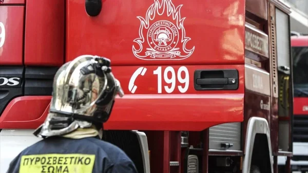 Τεράστια φωτιά σε αποθήκη στο Καπανδρίτι - Επέμβαση της Πυροσβεστικής