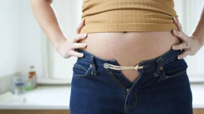 Έχεις πρηστεί από το φαΐ της Τσικνοπέμπτης και δεν κλείνει το παντελόνι; - 3+1 τρόποι για άμεση λύση