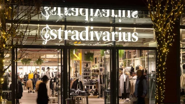 Κομψό, αέρινο και άνετο - Το νέο φόρεμα από τα Stradivarius που έχει γίνει ανάρπαστο