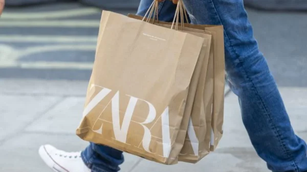 "Φωτιά" στα ταμεία των Zara - Αυτά είναι τα sneakers που με το που μπήκαν σε έκπτωση έχουν γίνει "καπνός"