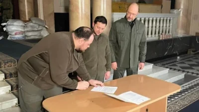 Ο Ζελένσκι υπέγραψε την ένταξη της Ουκρανίας στην Ευρωπαϊκή Ένωση