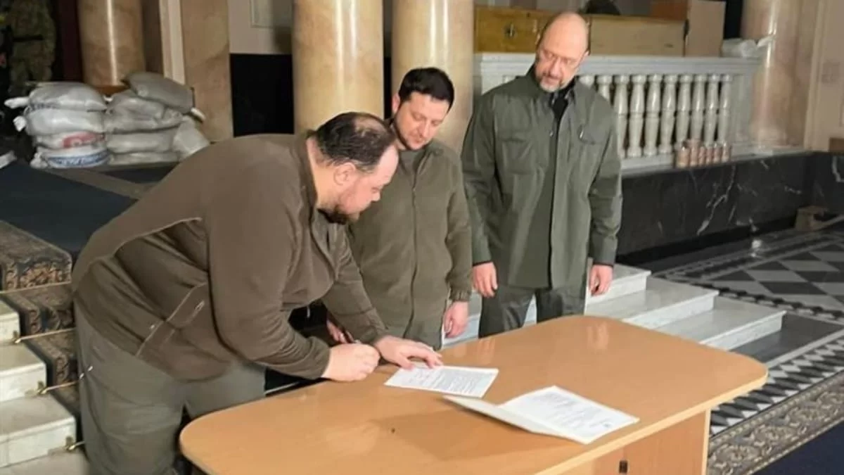 Ο Ζελένσκι υπέγραψε την ένταξη της Ουκρανίας στην Ευρωπαϊκή Ένωση