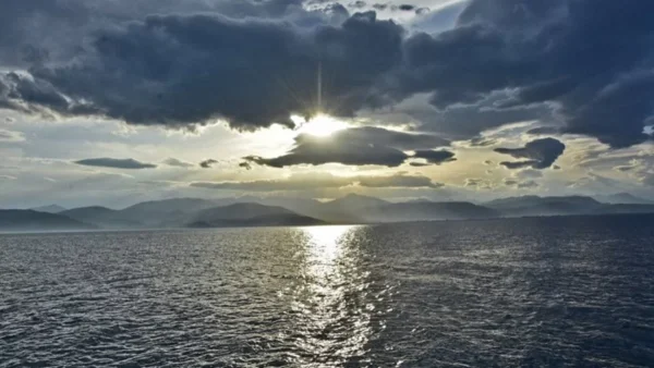 Καιρός 29/3: Υψηλή θερμοκρασία με βροχές και συννεφιά