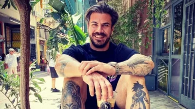 Δε σταματάει να μεγαλώνει ο γιος του  Άκη Πετρετζίκη  - Βόλτα στις κούνιες οι δύο τους