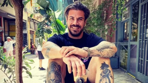 Δε σταματάει να μεγαλώνει ο γιος του  Άκη Πετρετζίκη  - Βόλτα στις κούνιες οι δύο τους