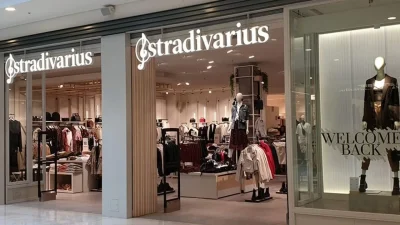 Προλαβαίνεις να κάνεις δικό σου το ριγέ φόρεμα από τα Stradivarius μόνο με 19,99 €