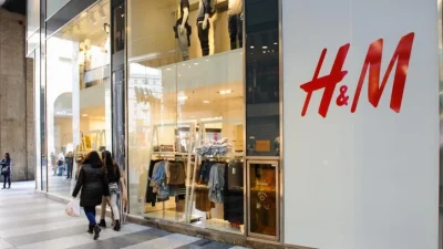 Έχει γίνει ανάρπαστη η φλοράλ μπλούζα από τα H&M - Ξεπουλάει στο λεπτό