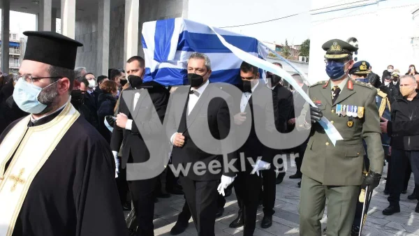 Συντετριμμένη στο τελευταίο "αντίο" η μονάκριβη κόρη της Μαριέττας Γιαννάκου - Αποκλειστικές φωτογραφίες