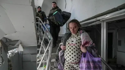 Πόλεμος στην Ουκρανία: Γυναίκα γέννησε σε βομβαρδισμένο μαιευτήριο