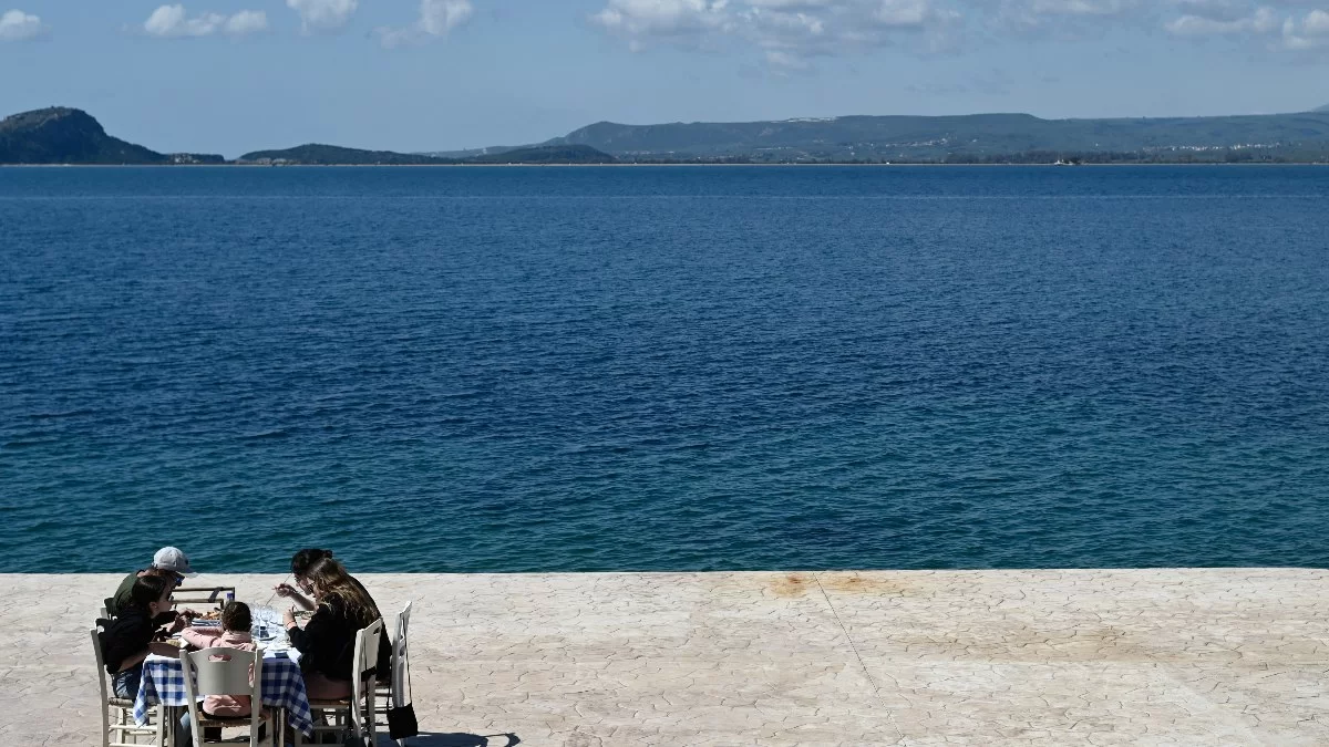 Καιρός 23/4: Ανεβαίνει η θερμοκρασία - Πως θα κάνουμε Μεγάλο Σάββατο