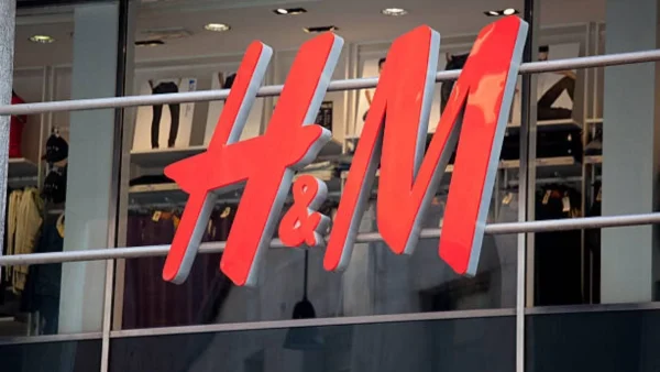 Έπεσε στα 9,99€ η χνουδωτή άσπρη ζακέτα από τα H&M - Έχουν πάρει "φωτιά" τα ταμεία