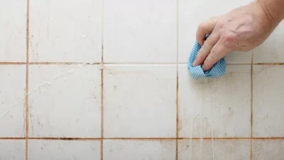 Μαύρισαν τα πλακάκια του σπιτιού από την βρώμα; Η μαγειρική σόδα θα τα κάνει να αστράφτουν