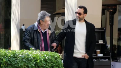 Ο Σάκης Τανιμανίδης σε μια τρυφερή εμφάνιση με τον πατέρα του - Τον κρατούσε από το χέρι
