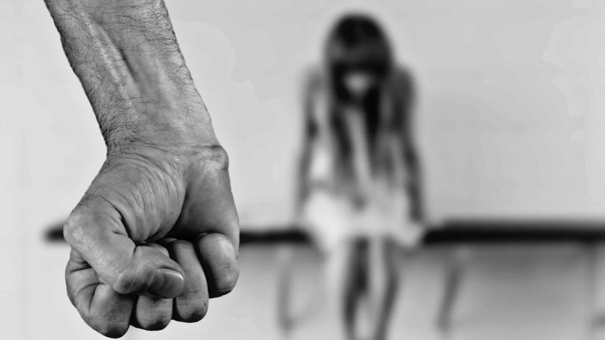 Νέα Σμύρνη: «Της έκαιγε τα χέρια στην κουζίνα όταν αντιστέκονταν» - Πατέρας βασάνιζε και βίαζε τη 10χρονη κόρη του