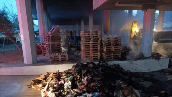 Μεγάλη φωτιά στο ΣΕΦ - Κάηκαν κούτες που είχαν συγκεντρωθεί για την Ουκρανία