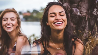 Λευκά δόντια σε 3 λεπτά: Βάλε ένα κουταλάκι γλυκού μαγειρική σόδα σε...