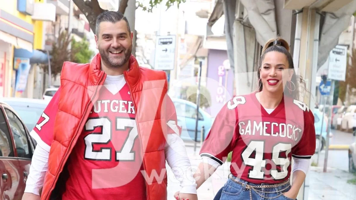 Ο έρωτάς τους δεν κρύβεται! Ντυμένοι ασορτί και χαμογελαστοί η Στικούδη και ο Σερίφης στους δρόμους της Αθήνας