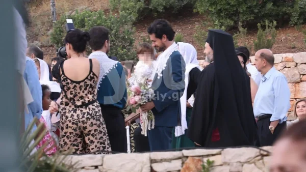Κοκκινομάλλα και πασίγνωστη - Αυτή η ηθοποιός βάφτισε τον γιο του Ορφέα Αυγυστίδη