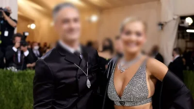 "Έσκασαν" τα ευχάριστα - Πασίγνωστο ζευγάρι της showbiz θα ανέβει τα σκαλιά της εκκλησίας