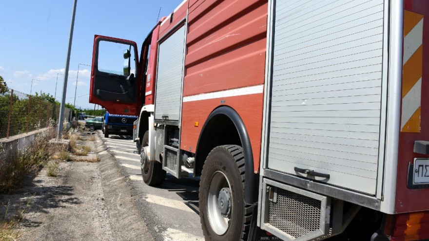 Αυτοκίνητο συγκρούστηκε σφοδρά με όχημα και έναν πεζό