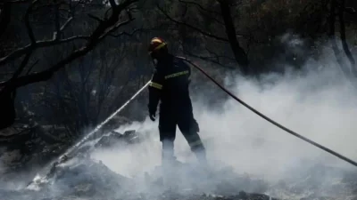 Σε ύφεση η φωτιά στη Μάνδρα