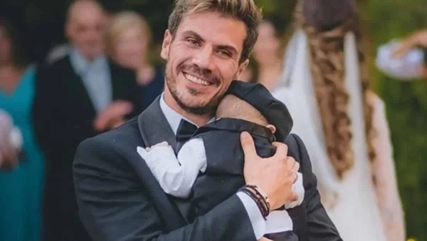 Μπήκαν στην κουζίνα και έφτιαξαν κουλουράκια - Το τρυφερό στιγμιότυπο του Άκη Πετρετζίκη με τον μικρό του γιο