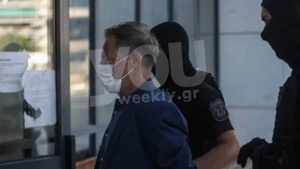 Δημήτρης Λιγνάδης: «Βιαστής είναι...» - Νέο πανό ανέμιζε στο Κατράκειο για την αποφυλάκισή του