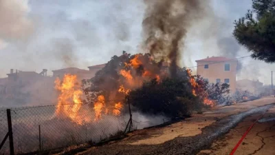 Φωτιά στην Λέσβο: Κάηκαν σπίτια στα Βατερά - Έφτασαν στην παραλία οι φλόγες