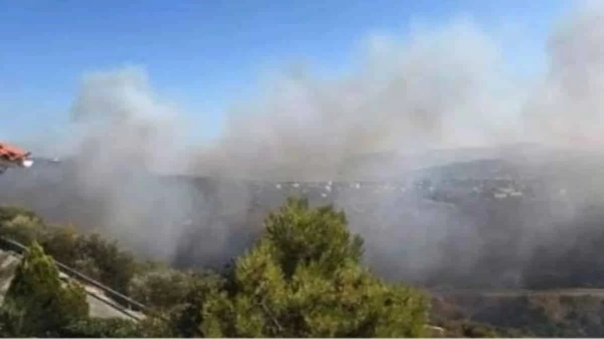 Σε εξέλιξη η φωτιά στο Νταού Πεντέλης