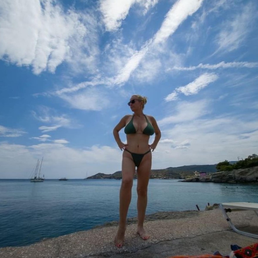 Αρετουσάριστες φωτογραφίες της Αφροδίτης Γραμμέλη με μαγιό
