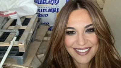 Η πρώην σύζυγος του Μπισμπίκη, Κωνσταντίνα Μπεκιάρη ποζάρει με ροζ μπικίνι στην παραλία