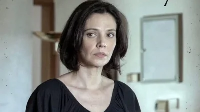 Η Λαμπροπούλου με μίνι, κολλητό φόρεμα - Καμία σχέση με την μαυροφορεμένη Βασιλική του Σασμού