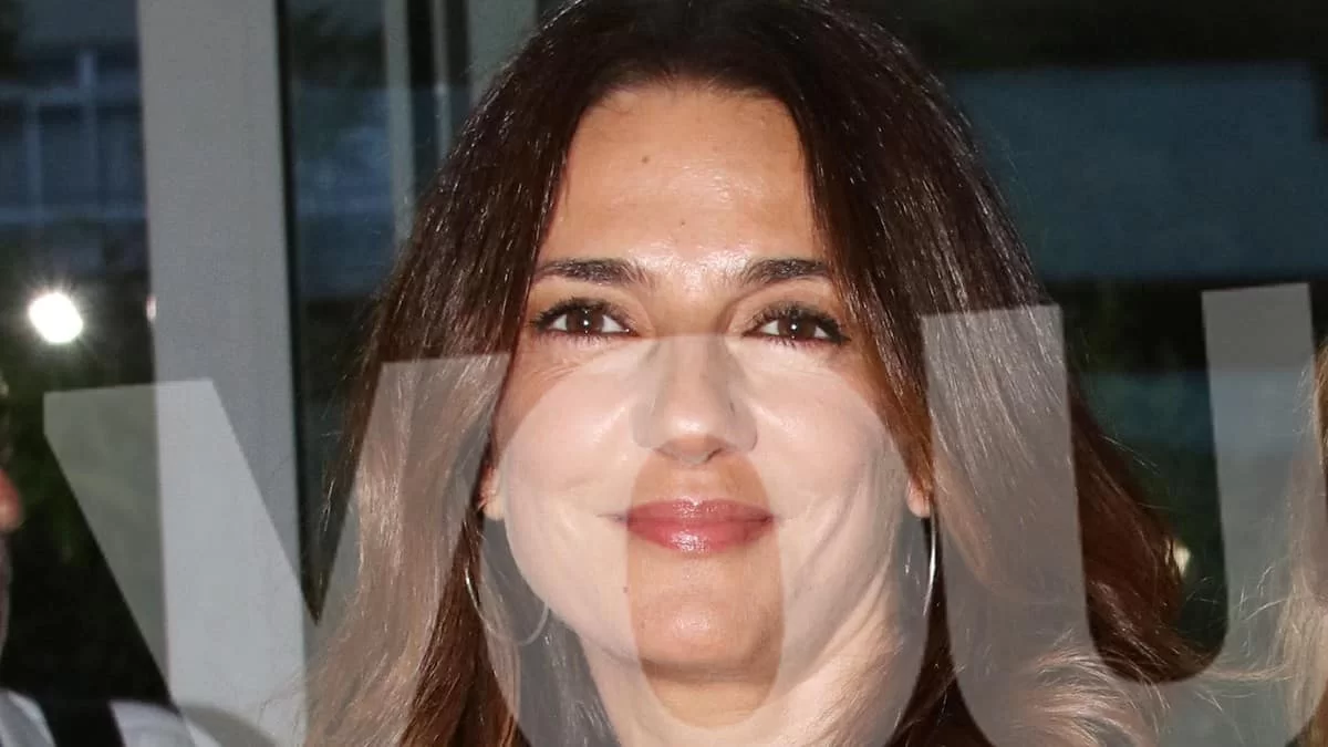 Έτσι όπως δεν την έχουμε ξαναδεί - Η Μαρία Λεκάκη ποζάρει τόπλες σε ερημική παραλία