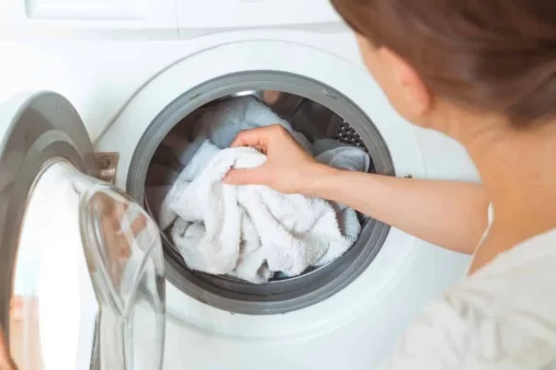 Ρίξτε 5 ασπιρίνες στο πλυντήριο ρούχων - Το αποτέλεσμα θα σας εντυπωσιάσει