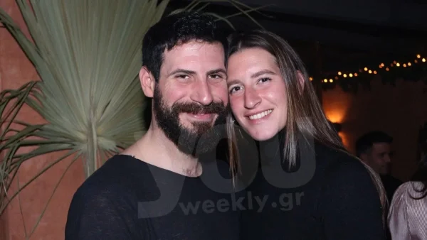Με φουσκωμένη κοιλίτσα και τις δύο κόρες της αγκαλιά - Φωτογραφίες από τις διακοπές του Θανάση Πατριαρχέα και της συντρόφου του στην Κρήτη