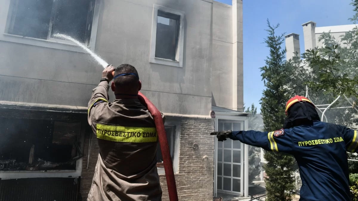 Φωτιά Ηλεία: Τραυματίστηκε πυροσβέστης - Μεταφέρεται στο νοσοκομείο με σοβαρά εγκαύματα