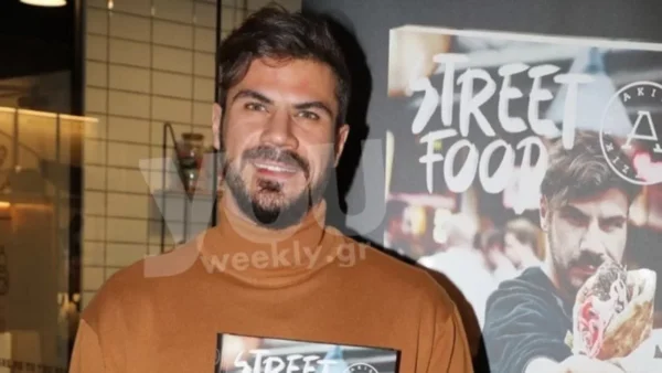 Έφτιαξε γλυκό με τον μικρό λίγο πριν την έλευση της μπέμπας - Η σπάνια φωτογραφία του Άκη Πετρετζίκη με τον γιο του