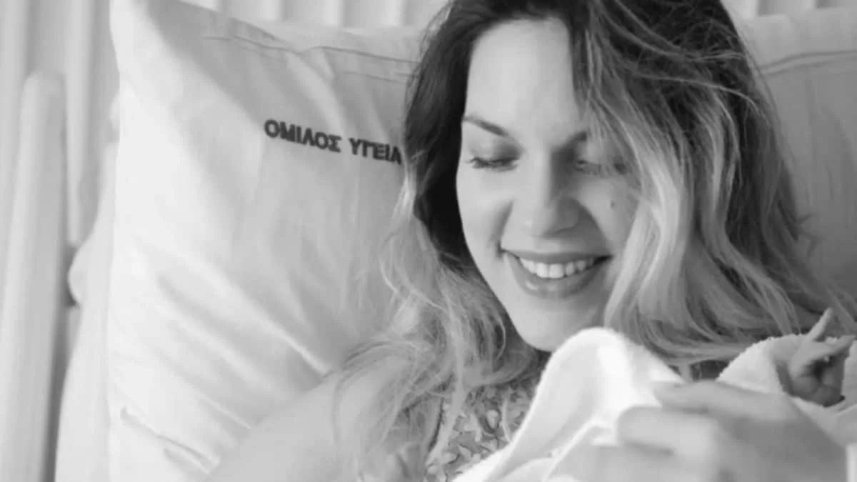 ''Έχω λίγο άγχος για το πως...'' - Έτοιμες να αναχωρήσουν από το μαιευτήριο η Μαντώ Γαστεράτου με την μπέμπα της