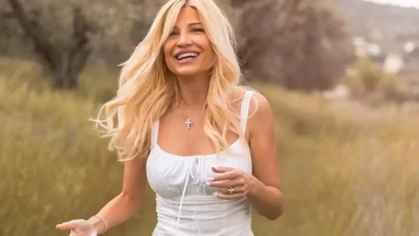 Μόνη και ακομπλεξάριστη η Φαίη Σκορδά - Ο τρόπος που περνά τα βράδια του Αυγούστου