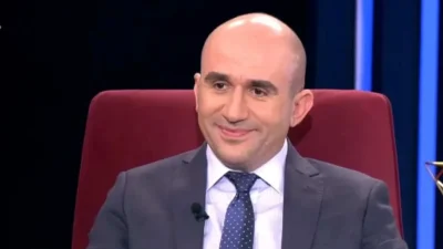 Στιγμές ευτυχίας για τον Γρηγόρη Λέων: Οικογενειακές διακοπές στη Ρόδο με τη σύζυγό του και τον γιο τους