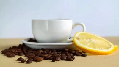 Αλλόκοτο κι όμως αληθινό! Ρίξε στον καφέ σου λίγο λεμόνι και το αποτέλεσμα θα σε εκπλήξει