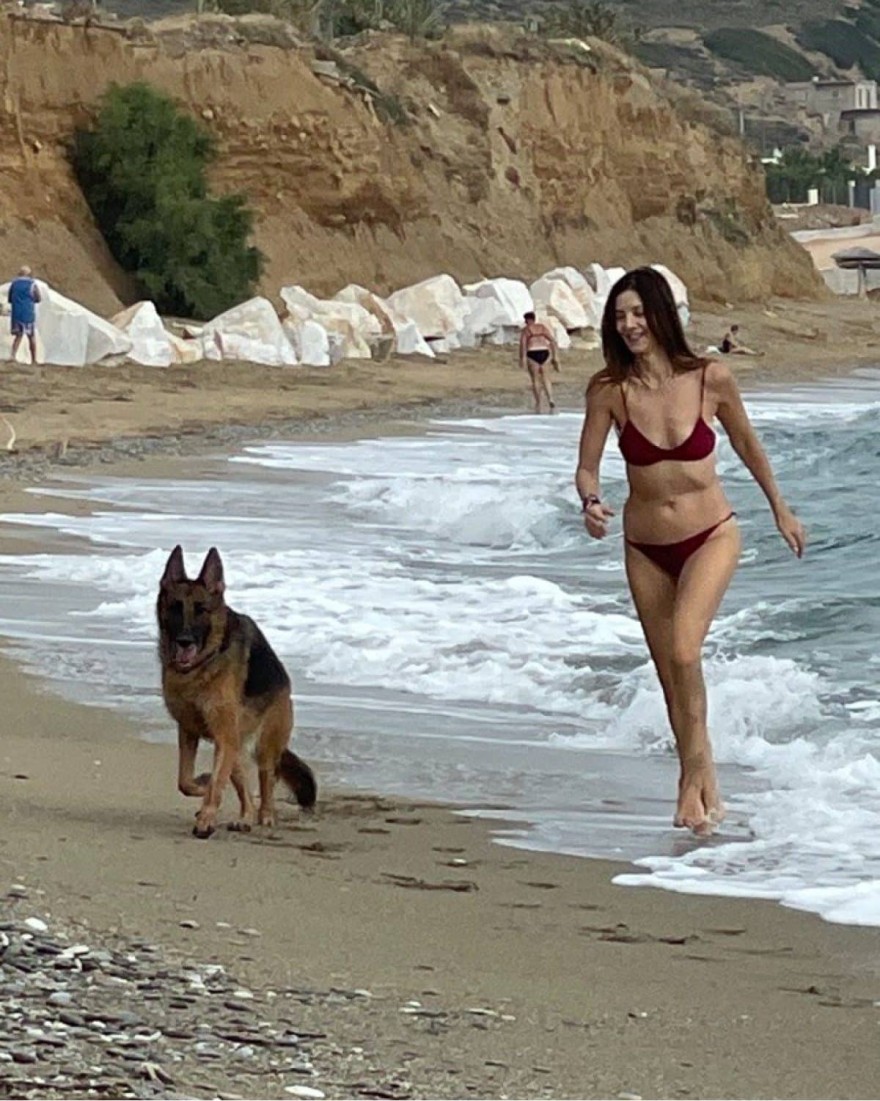 Η Κατερίνα Λέχου με κόκκινο μπικίνι στην παραλία