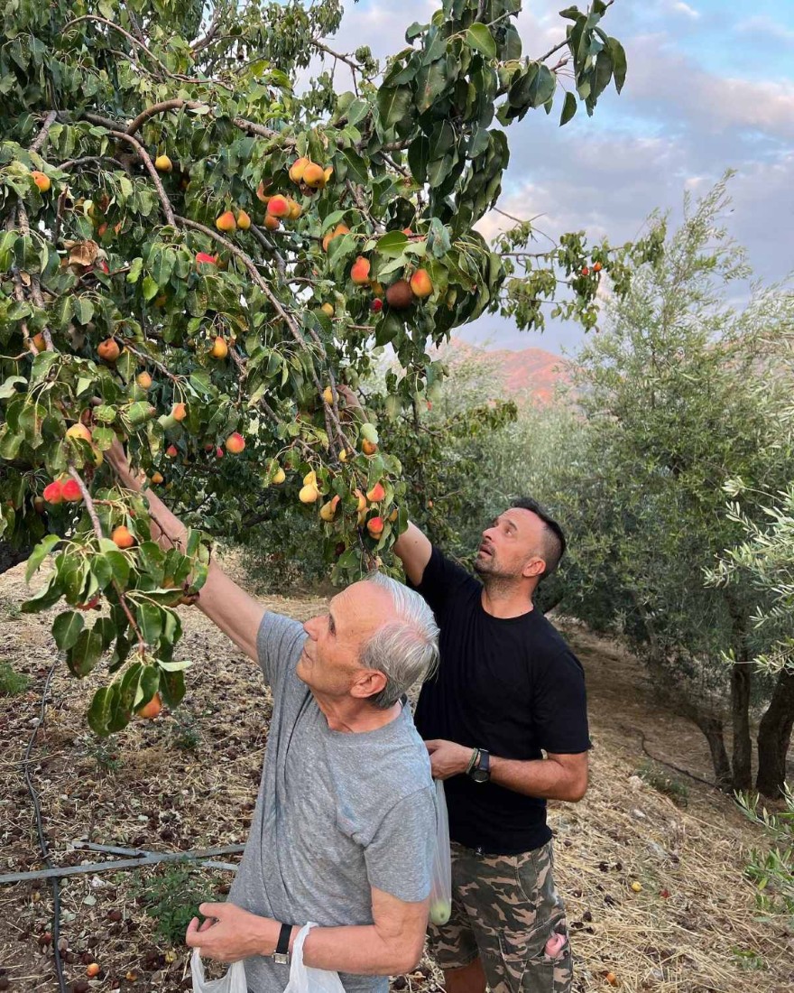 Ο Γιώργος Λιανός με τον παππού της οικογένειας στο αμπέλι του