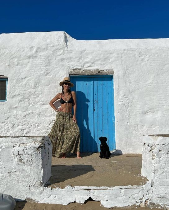 Η Μπέττυ Μαγγίρα σε διακοπές στο νησί