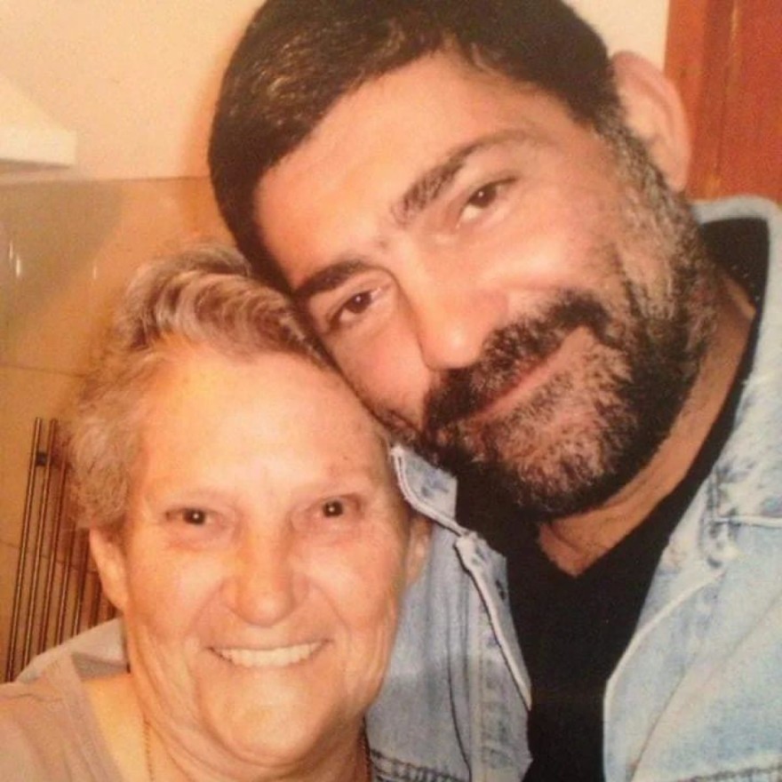 Η φωτογραφία του Ιατρόπουλου στην αγκαλιά της μητέρας του που έφυγε από τη ζωή