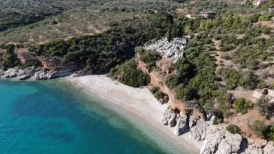Βρίσκεται μια ανάσα από το Ναύπλιο και έχει καταγάλανα νερά - Η εντυπωσιακή παραλία με το μακάβριο όνομα
