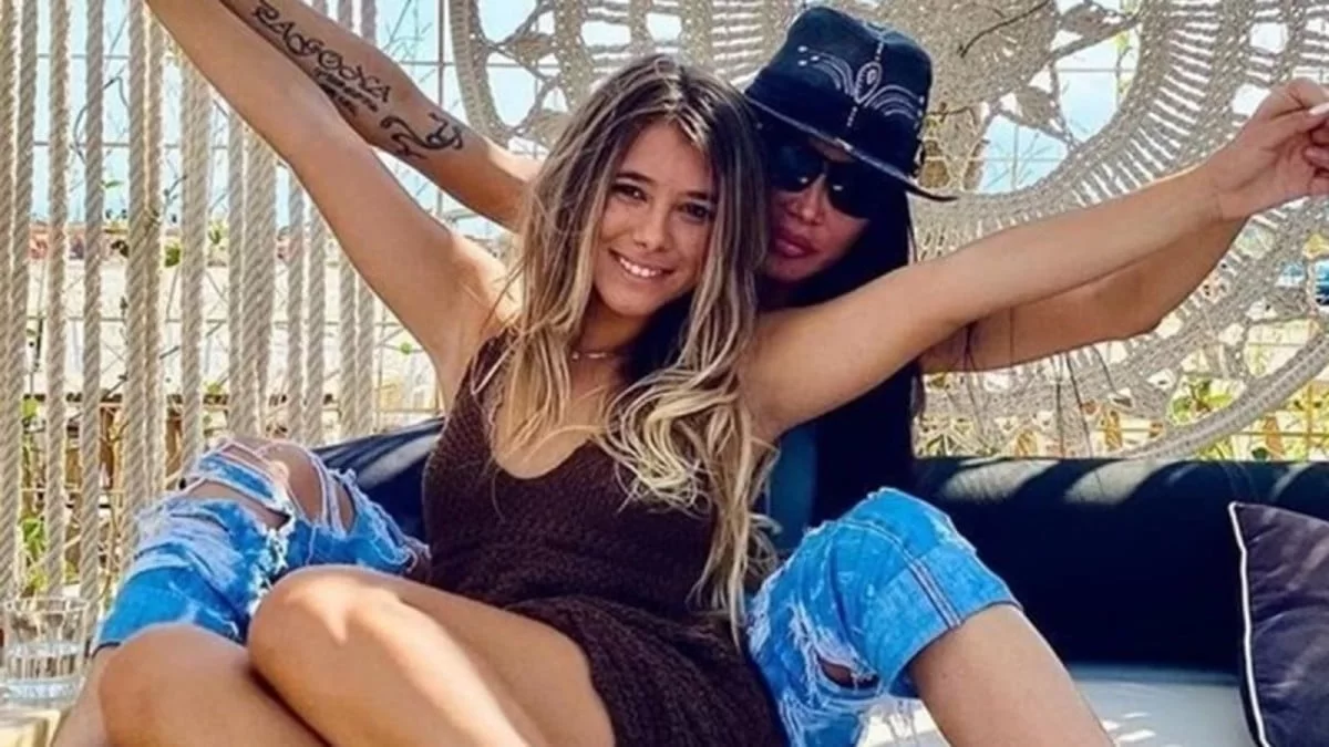 Θύμισε τις εμφανίσεις της Πάολα στα μπουζούκια - Με κοντό μπρονζέ φόρεμα και ανοιχτό μπούστο η κόρη της τραγουδίστριας