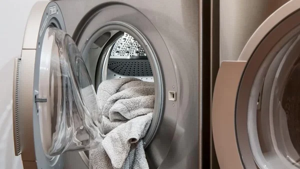 Χρειάζεστε ξύδι και ακόμα 1 υλικό - Έτσι θα εξαφανιστεί όλη η μούχλα από το πλυντήριο ρούχων